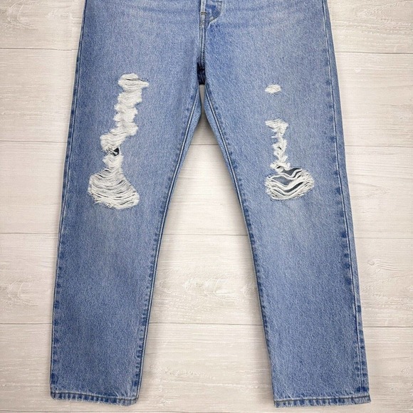 Levi's 501 Cropped Light‎ Wash Jeans Womens 27 Straight Leg Distressed High Rise - Picture 4 of 16